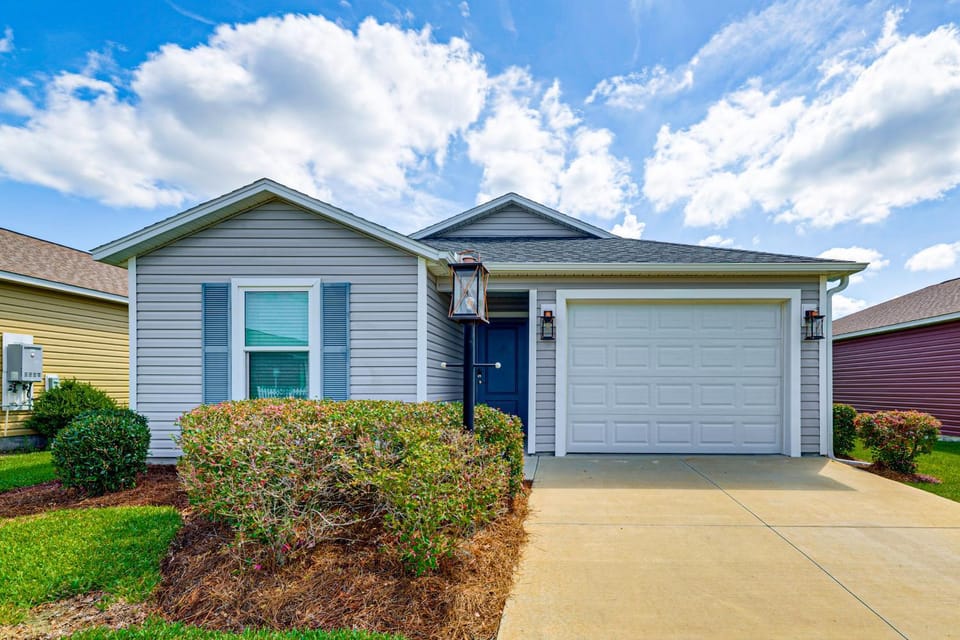 Community Pools, Golf & More! Home in The Villages House in Wildwood