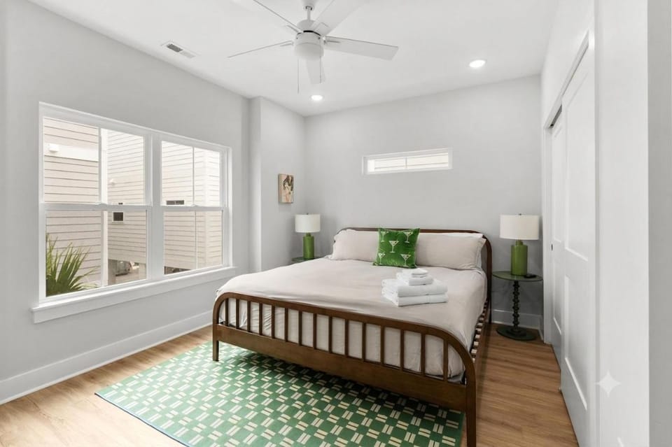 The Social House-Pet Friendly-2.5 Blocks to Beach House in Myrtle Beach