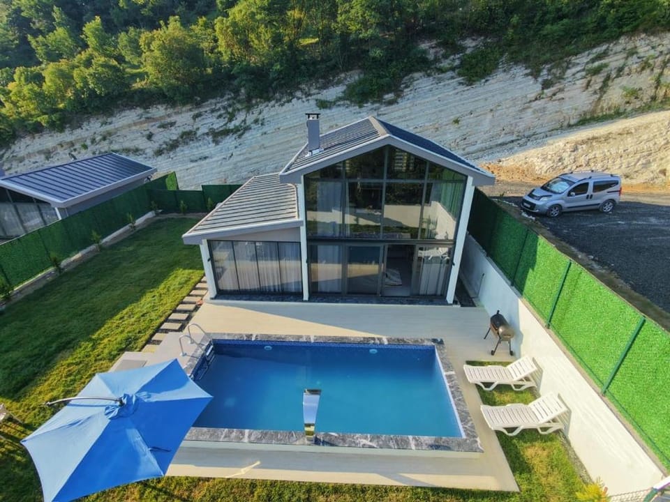 Property building, Garden, Swimming pool