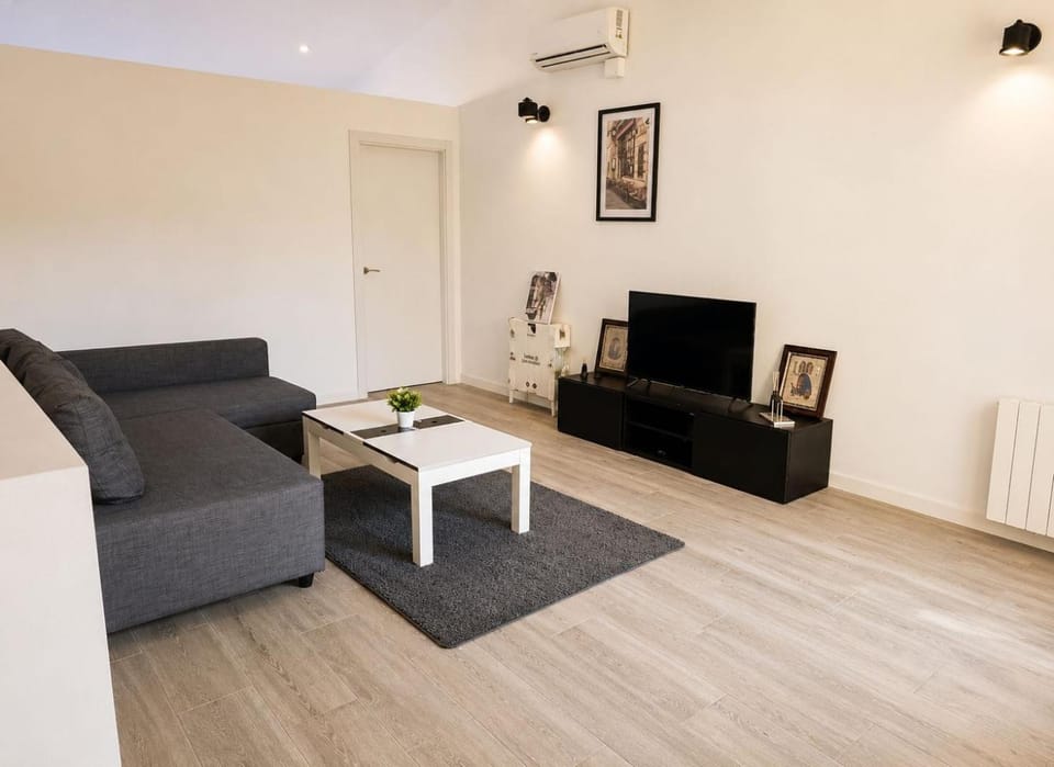 Communal lounge/ TV room, TV and multimedia, Living room, Seating area, air conditioner