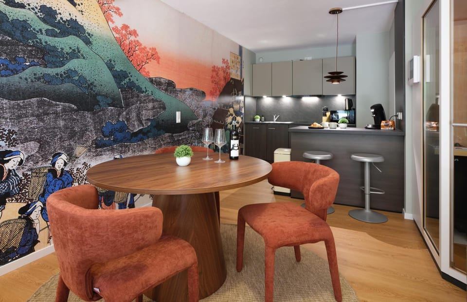 Kitchen or kitchenette, Living room, Seating area, Dining area