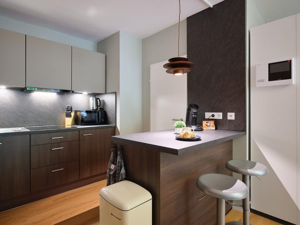Coffee/tea facilities, Kitchen or kitchenette, stove, towels, kitchen