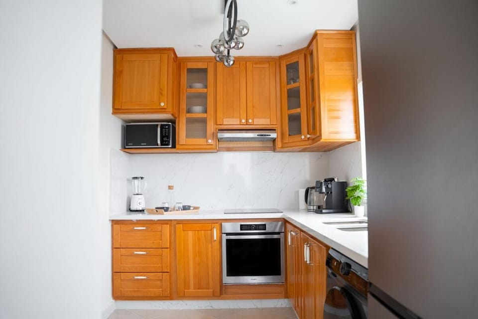 Coffee/tea facilities, oven, stove
