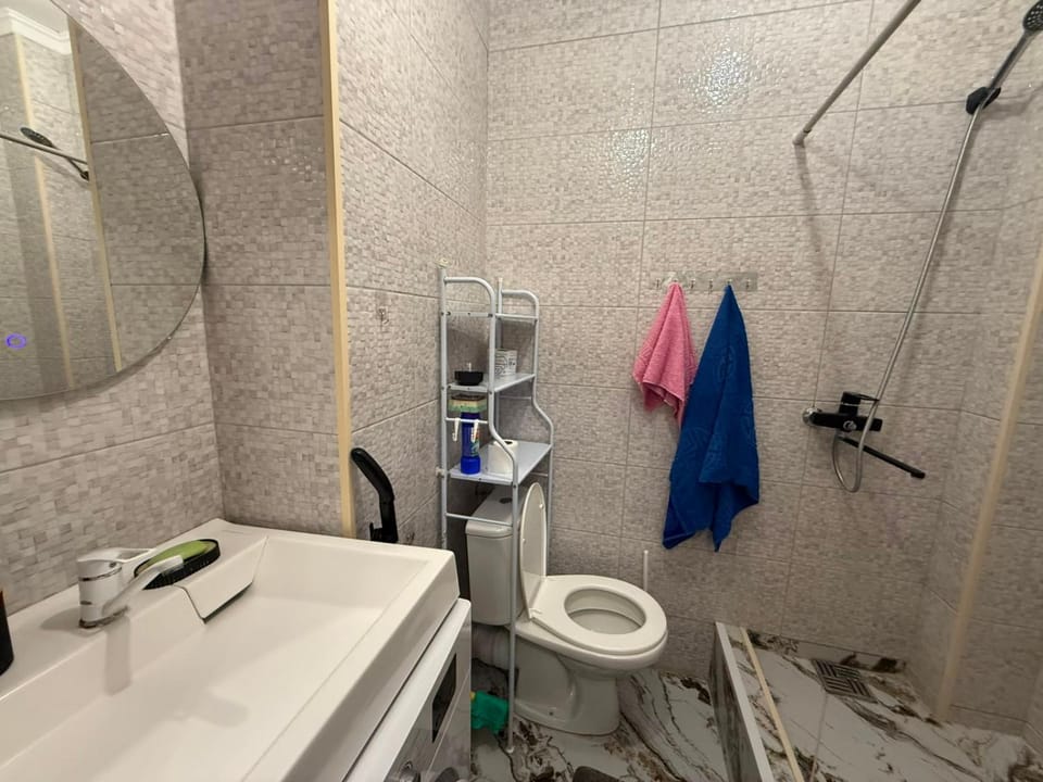 Shower, Toilet, Bathroom, towels