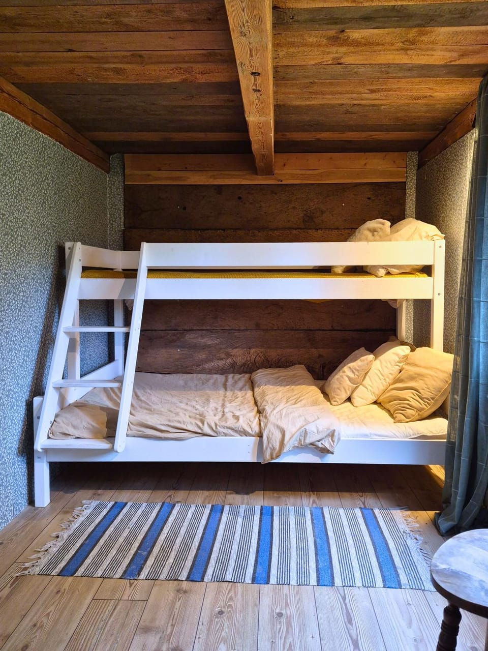 Bedroom, bunk bed
