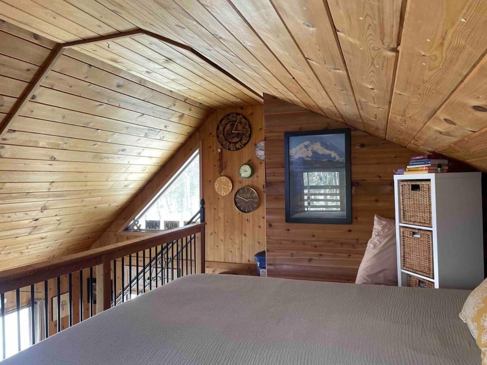 Charming Loft Cabin 7 mins to Downtown Talkeetna Cabin in Talkeetna