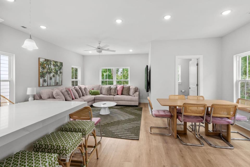 Pink Palmetto 2.5 Blocks to Beach Pets House in Myrtle Beach