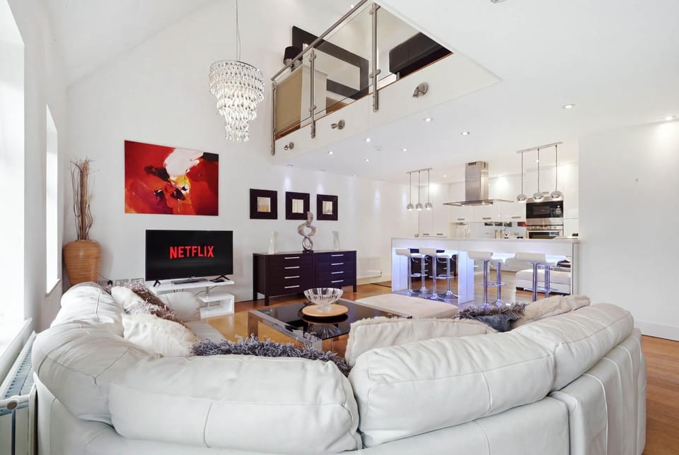TV and multimedia, Kitchen or kitchenette, Living room, Seating area, Dining area
