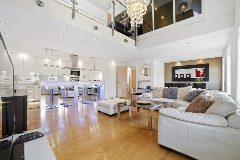 TV and multimedia, Kitchen or kitchenette, Living room, Seating area, Dining area