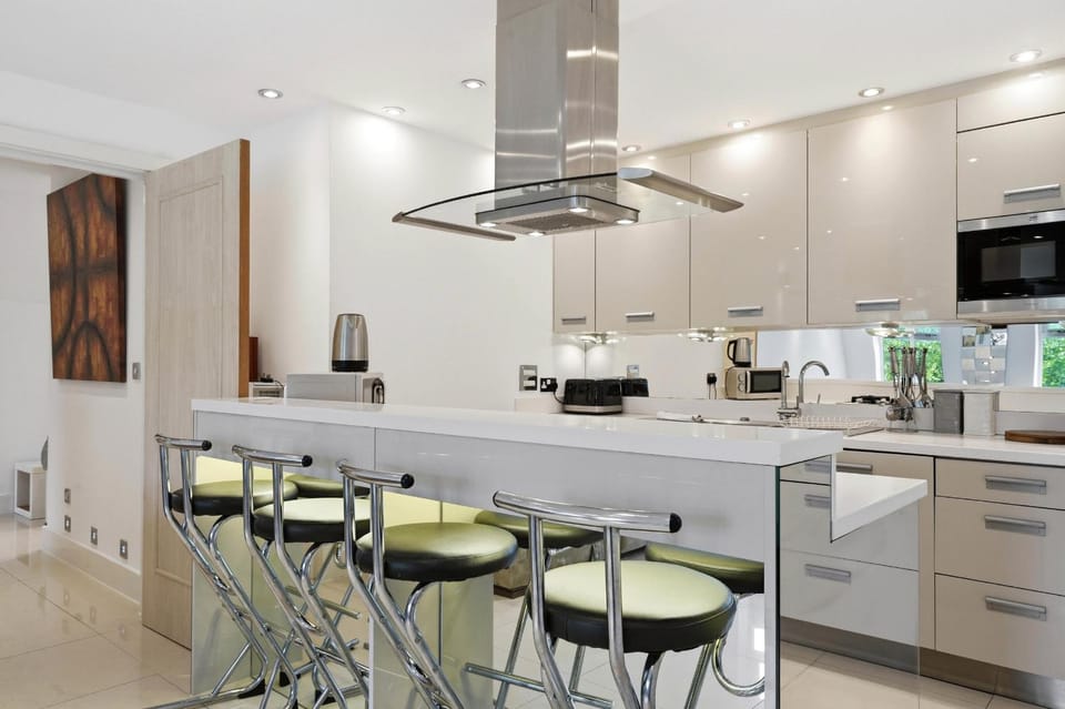 Kitchen or kitchenette, Seating area, Dining area, dishwasher, oven, pet friendly, stove, toaster