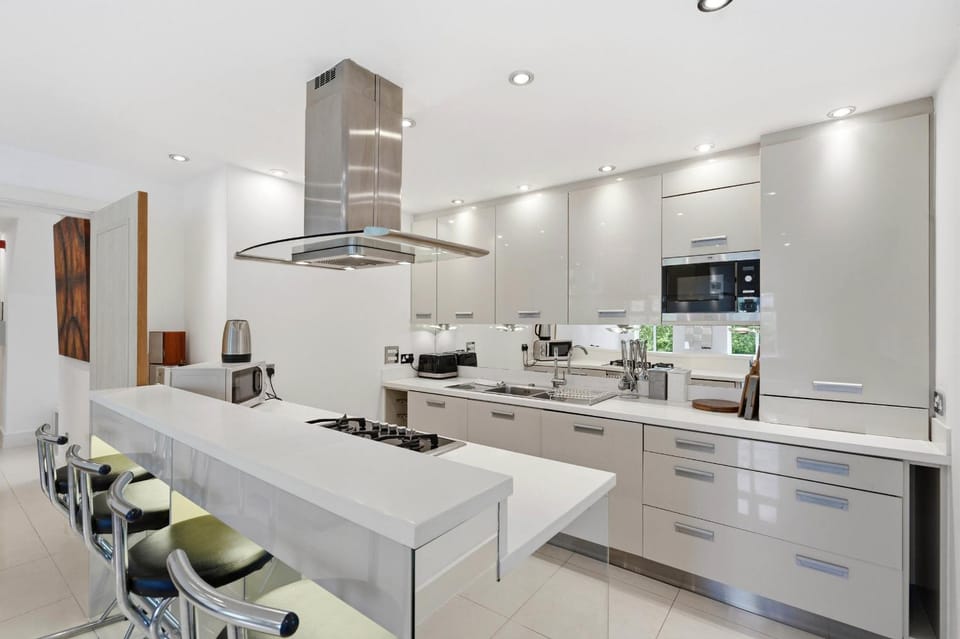 Kitchen or kitchenette, Dining area, pet friendly, stove