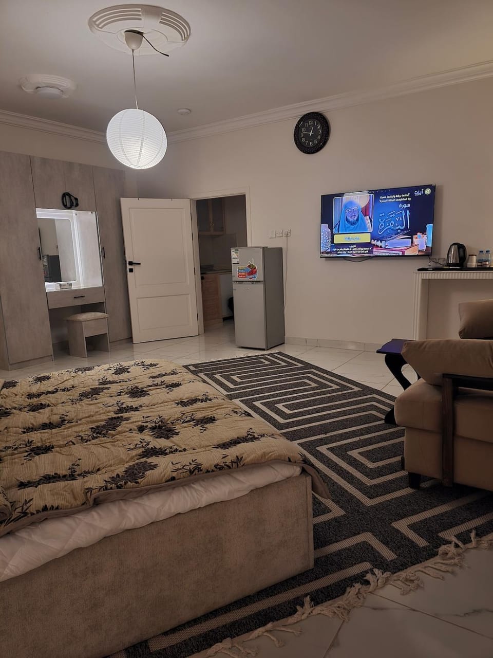Bed, TV and multimedia, Living room, Seating area, Bedroom