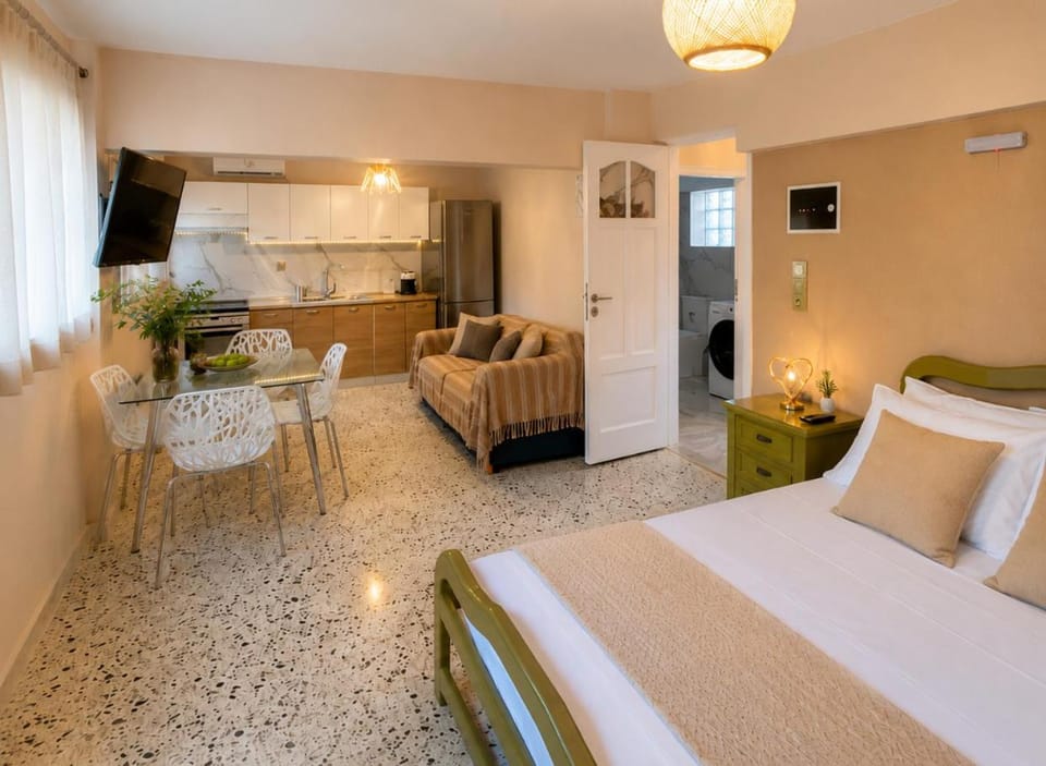 TV and multimedia, Kitchen or kitchenette, Photo of the whole room, Seating area, oven