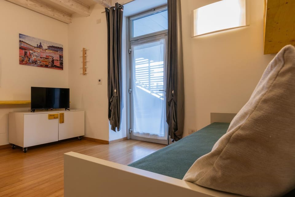 Bed, TV and multimedia, Living room, Photo of the whole room, Seating area, Evening entertainment, Bedroom