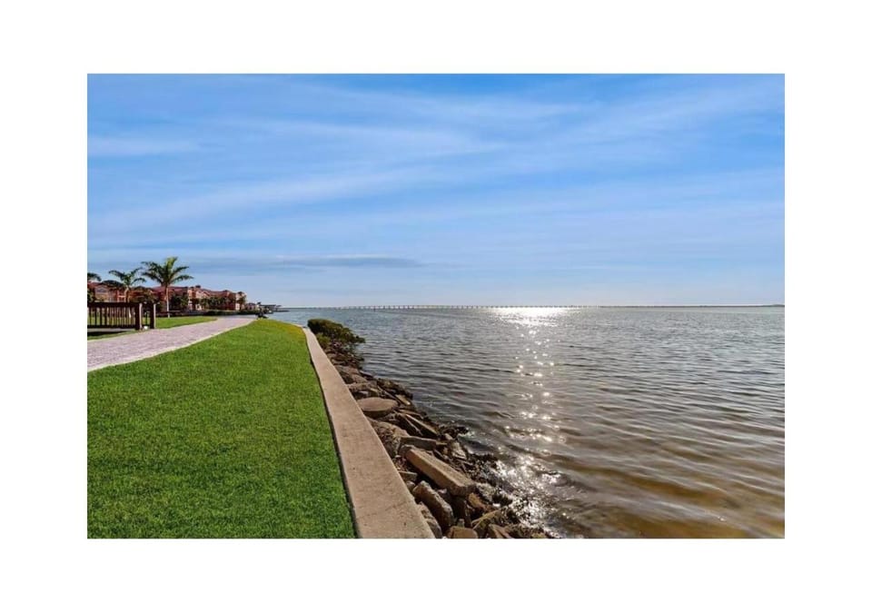 Waterfront Resort Condo with Pool Gym and Spa Apartment hotel in Largo