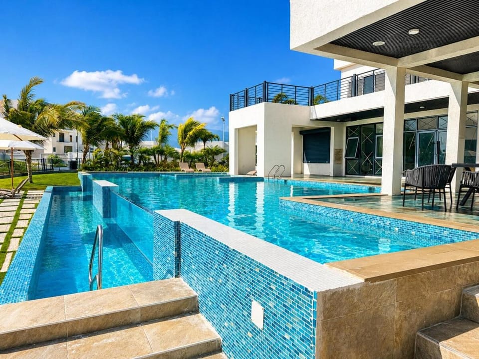 Ocho Rios 2BR King Bed Private Beach 2 Pools Apartment in St. Ann Parish