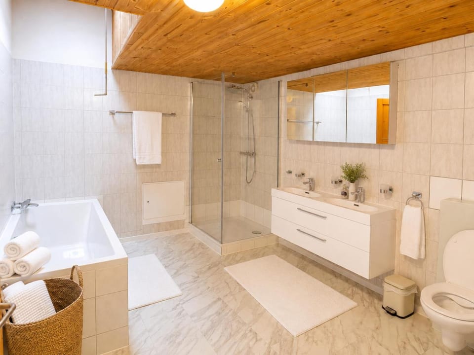 Shower, Toilet, Property building, Bathroom, Bath