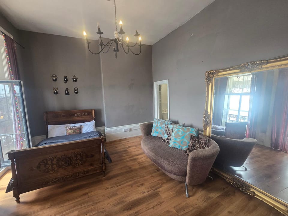 Balcony flat, sea views, parking, next to ferry Apartment in Dover