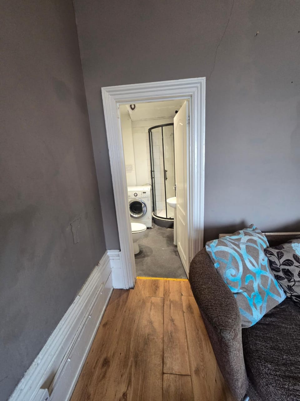 Balcony flat, sea views, parking, next to ferry Apartment in Dover
