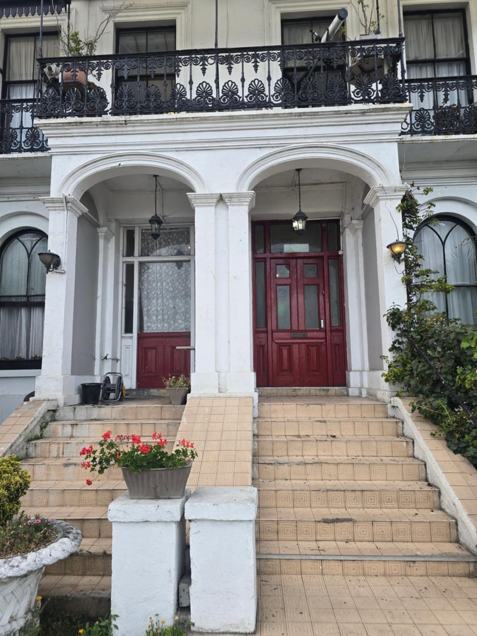 Twin room not en suite, parking, next to ferry Apartment in Dover