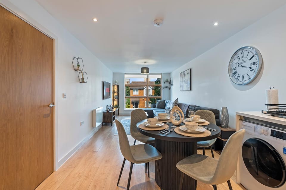 1BR Canary Wharf Views Parking inc, Desk, Sleeps 6 Apartment in London Borough of Southwark