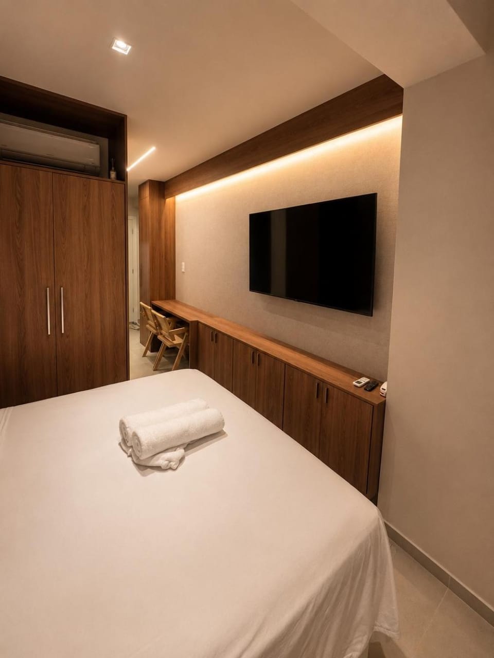 Bed, TV and multimedia, Photo of the whole room, Bedroom, towels, wardrobe