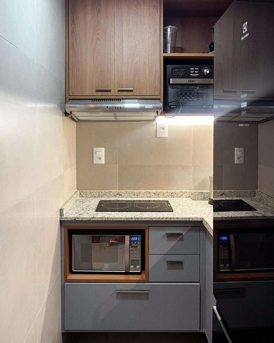 Kitchen or kitchenette, minibar, oven, stove