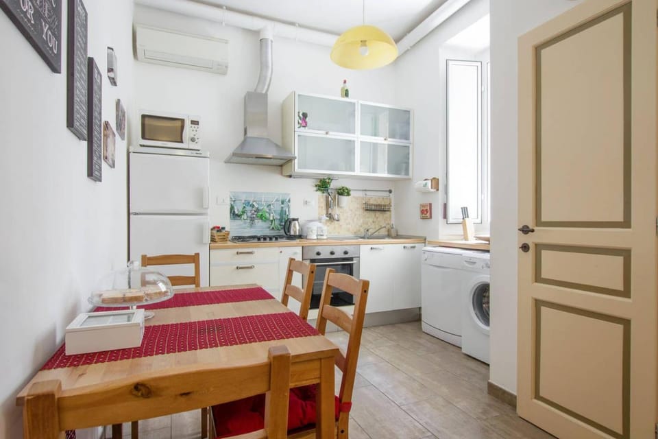 Coffee/tea facilities, Kitchen or kitchenette, Dining area