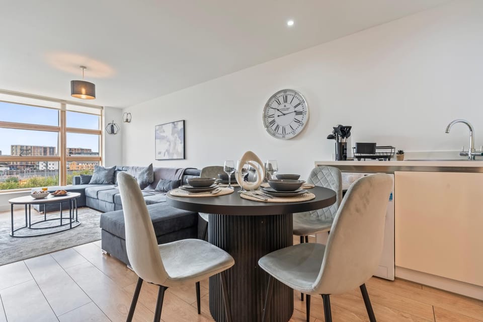 1BR nr Canary Wharf, Parking, Workspace, Sleeps 6 Apartment in London Borough of Southwark