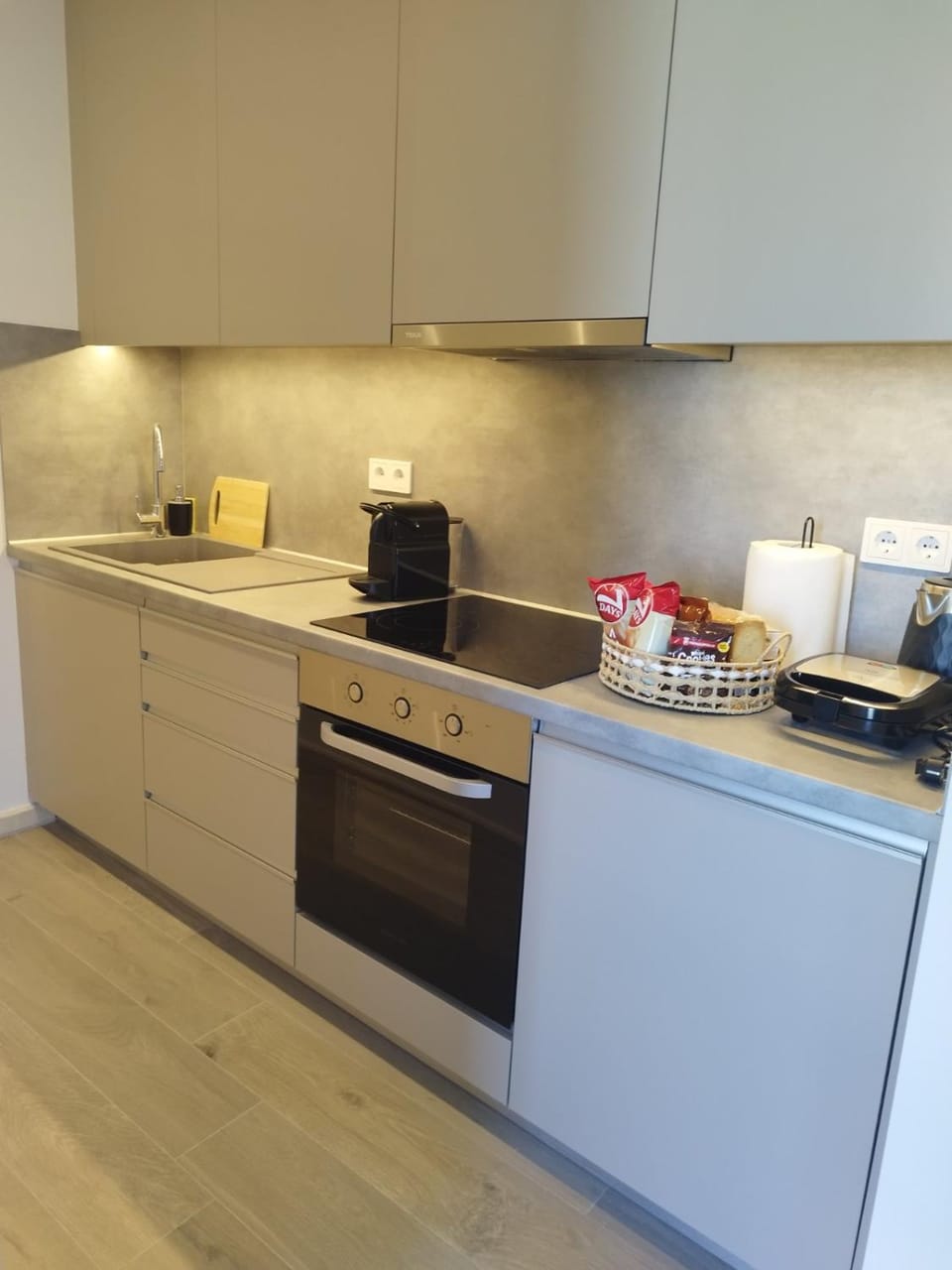 Coffee/tea facilities, Kitchen or kitchenette, stove
