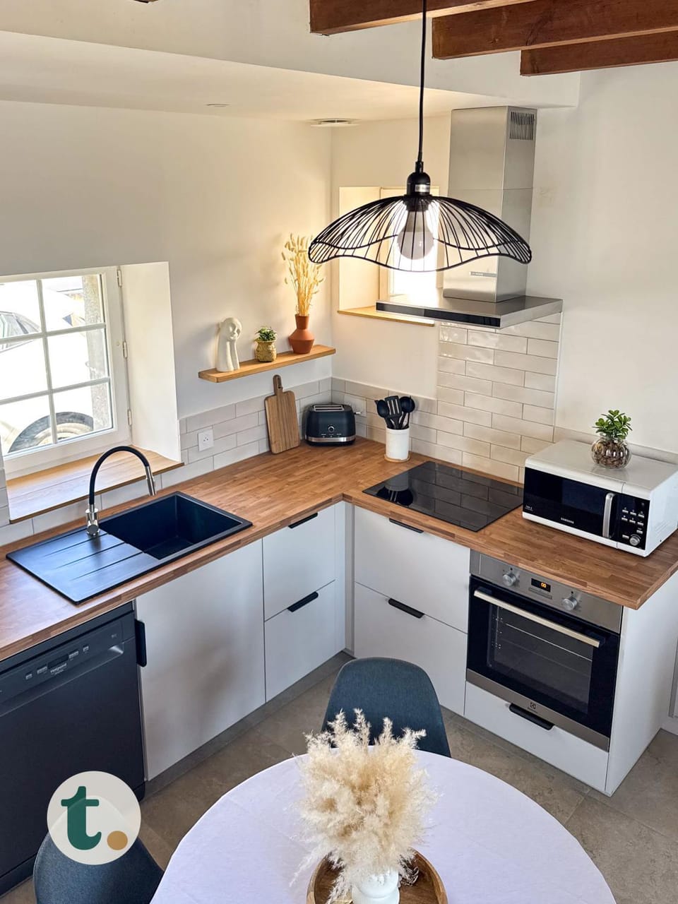 Kitchen or kitchenette, Dining area