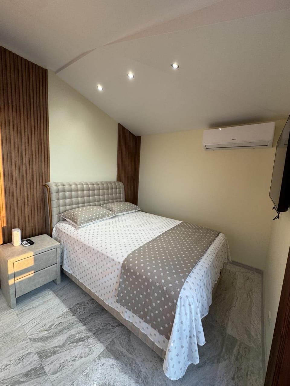 Bed, TV and multimedia, Photo of the whole room, Bedroom, air conditioner