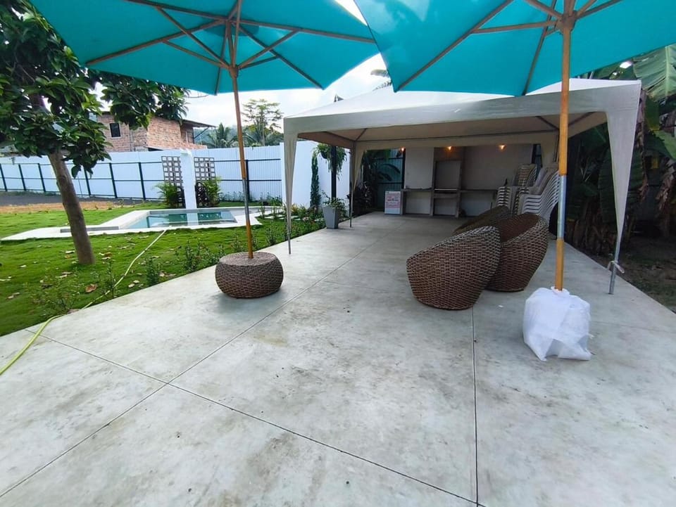 Country house with a pool and access to a river House in Manabí Province