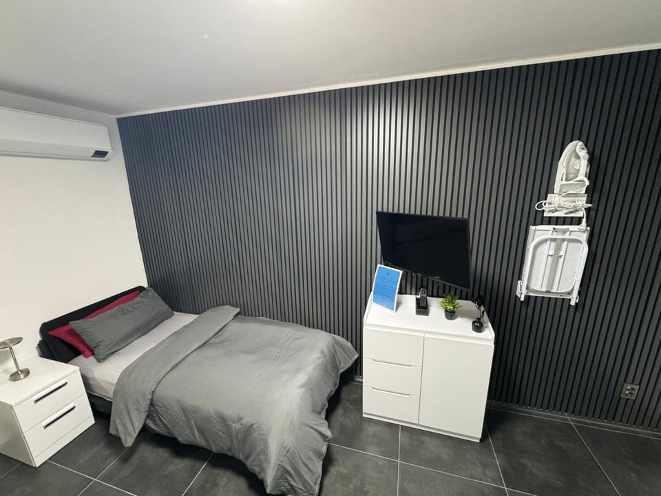 Bed, TV and multimedia, Photo of the whole room, Bedroom
