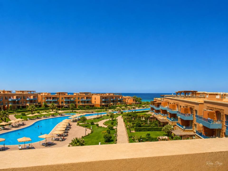 Property building, Natural landscape, Pool view, Swimming pool, Swimming pool, sunbed