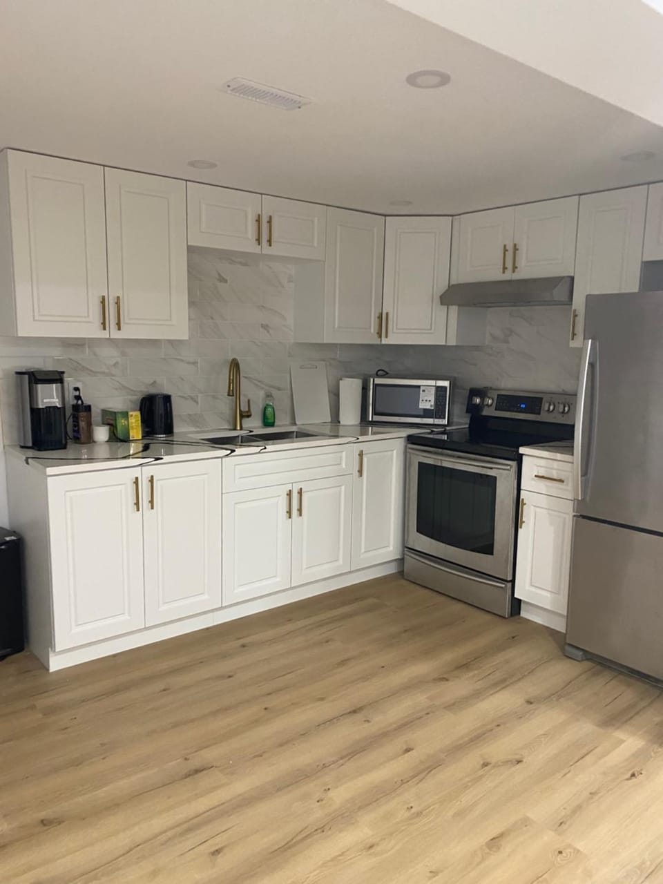 Coffee/tea facilities, Kitchen or kitchenette, oven, stove, toaster