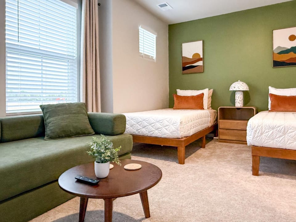 Bed, Photo of the whole room, Seating area, Bedroom