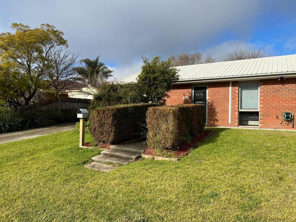 2 bedroom private unit with enclosed back yard House in Bairnsdale
