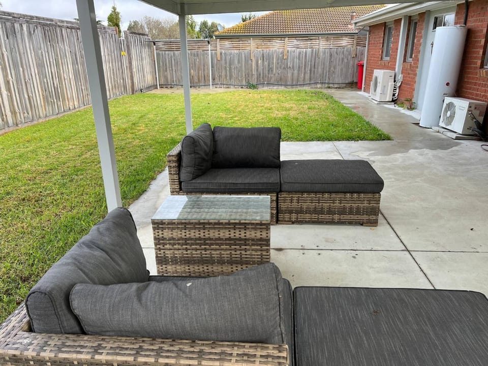 2 bedroom private unit with enclosed back yard House in Bairnsdale