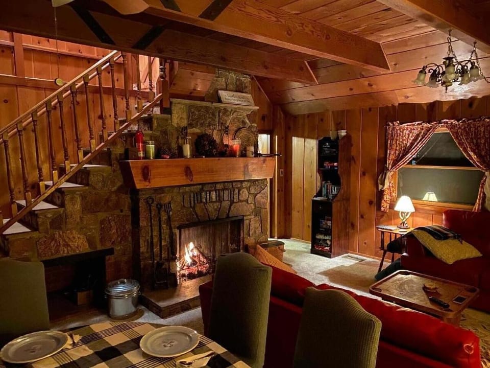 Authentic log cabin, mountain views, dog friendly Cabin in Big Bear