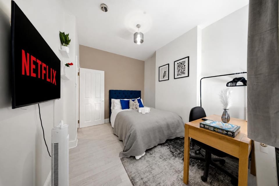 Bed, TV and multimedia, Photo of the whole room, Bedroom