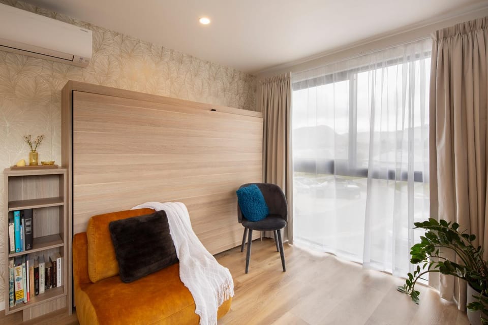 Bed, Living room, Seating area, internet