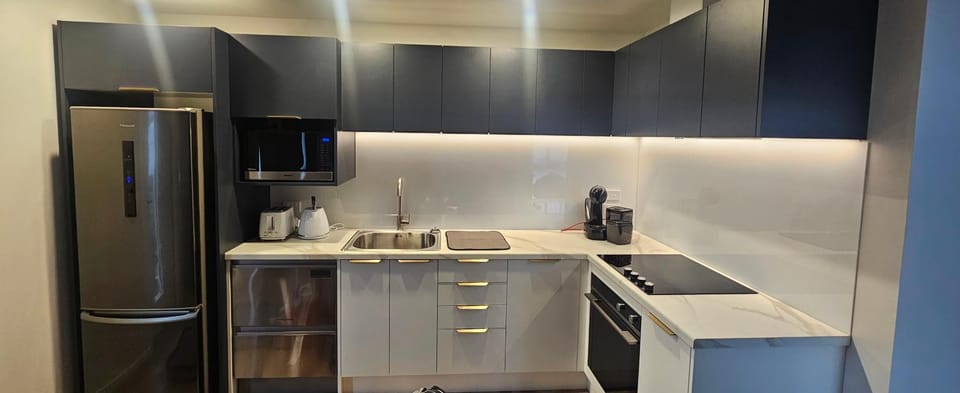 Coffee/tea facilities, Kitchen or kitchenette, dishwasher, stove, toaster