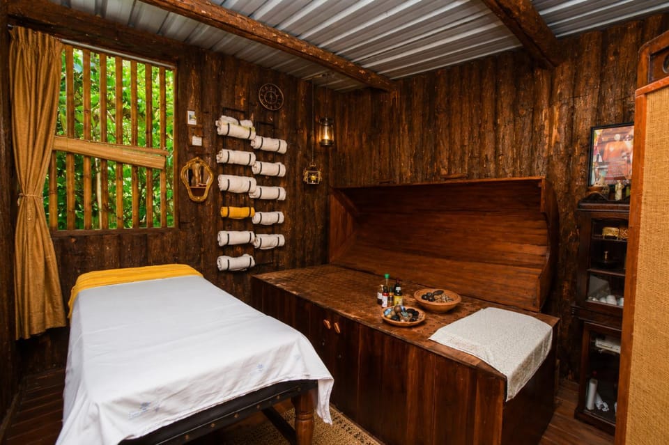 Bed, Massage, Spa and wellness centre/facilities