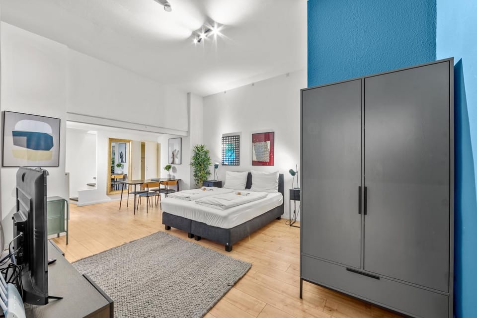 Bed, TV and multimedia, Seating area, wardrobe