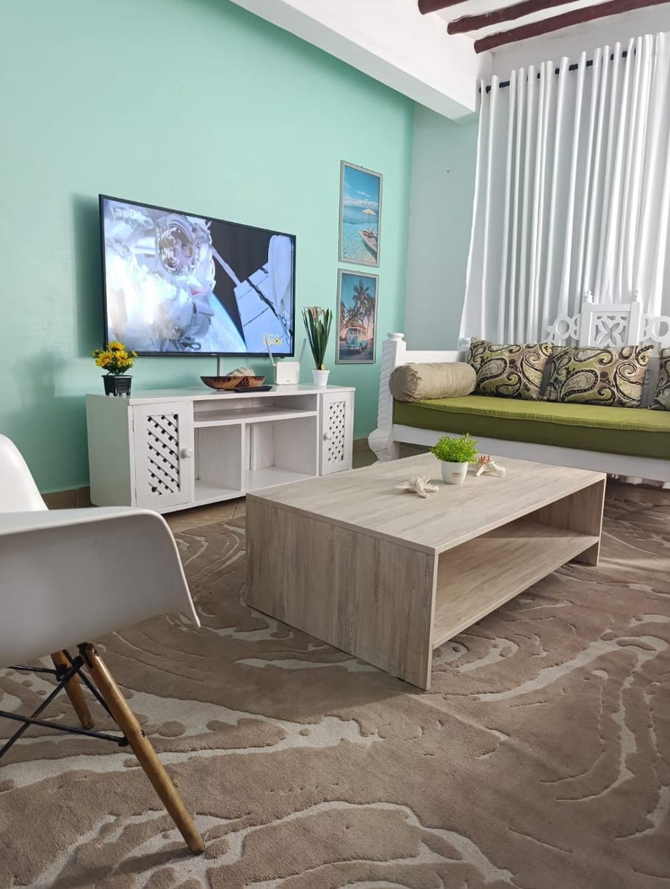 Communal lounge/ TV room, TV and multimedia, Living room, Seating area