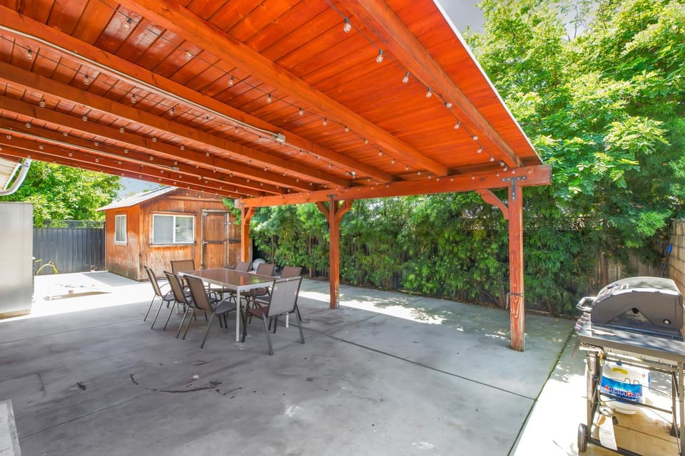 Patio, Day, BBQ facilities, Dining area