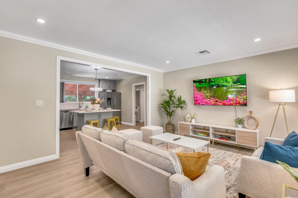 Kitchen or kitchenette, Living room, Seating area, Dining area