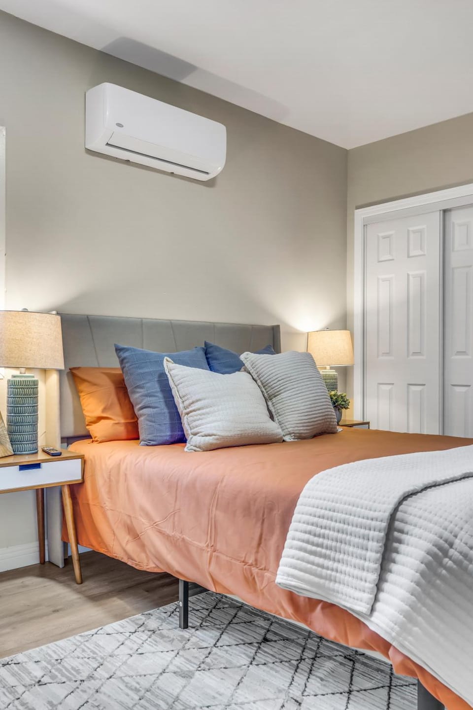 Bed, Photo of the whole room, Bedroom, air conditioner