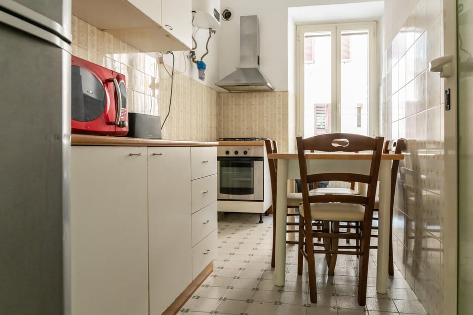 Kitchen or kitchenette, Dining area, oven